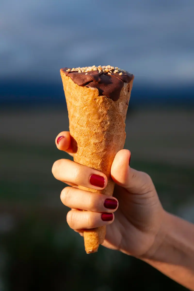 Casquinha com a borda banhada, erguida contra o céu do fim de tarde